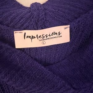 Short sleeve oversized royal blue knitted top.